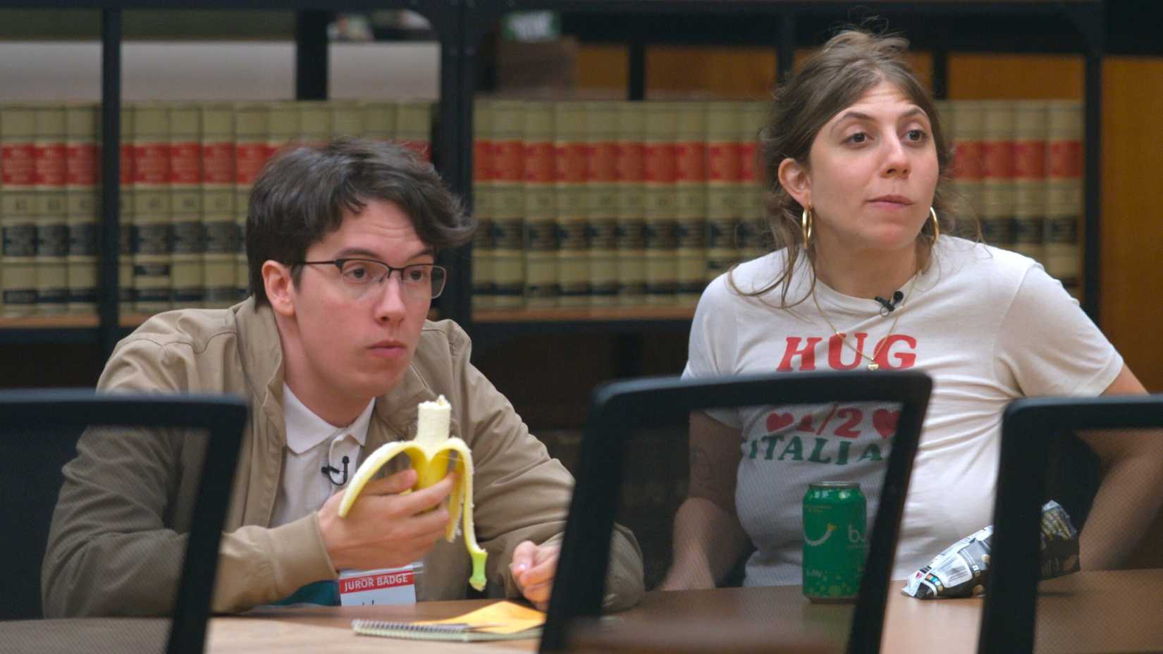 Mekki Leeper como Noah comendo banana ao lado de Edy Modica como Jeannie em Jury Duty