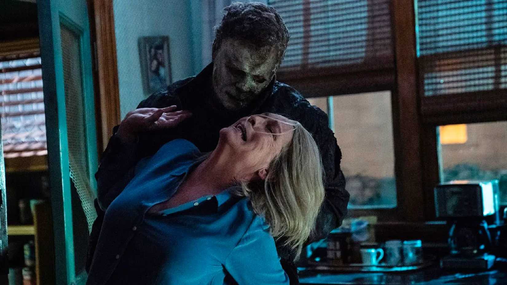 Michael Myers Fighting Laurie Strode In the Finale of Halloween Ends