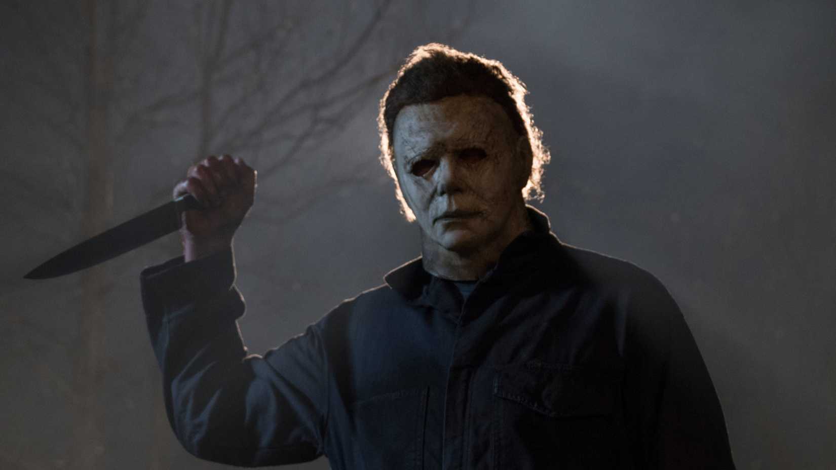 Every Version & Canon Status 4 Michael Myers Holding a Knife in Halloween (2018)