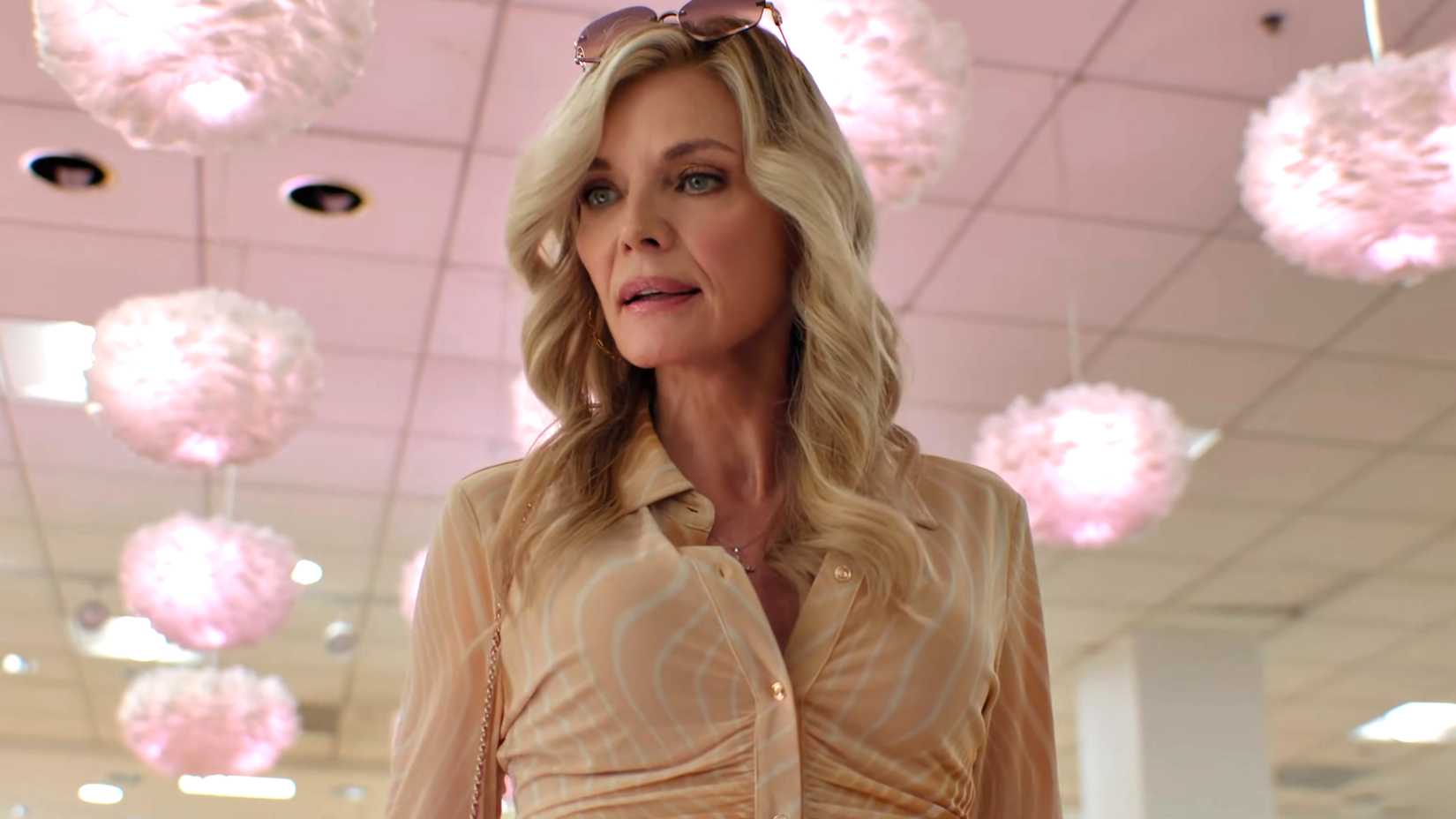 Michelle Pfeiffer como Shyanne em Margo's Got Money Troubles