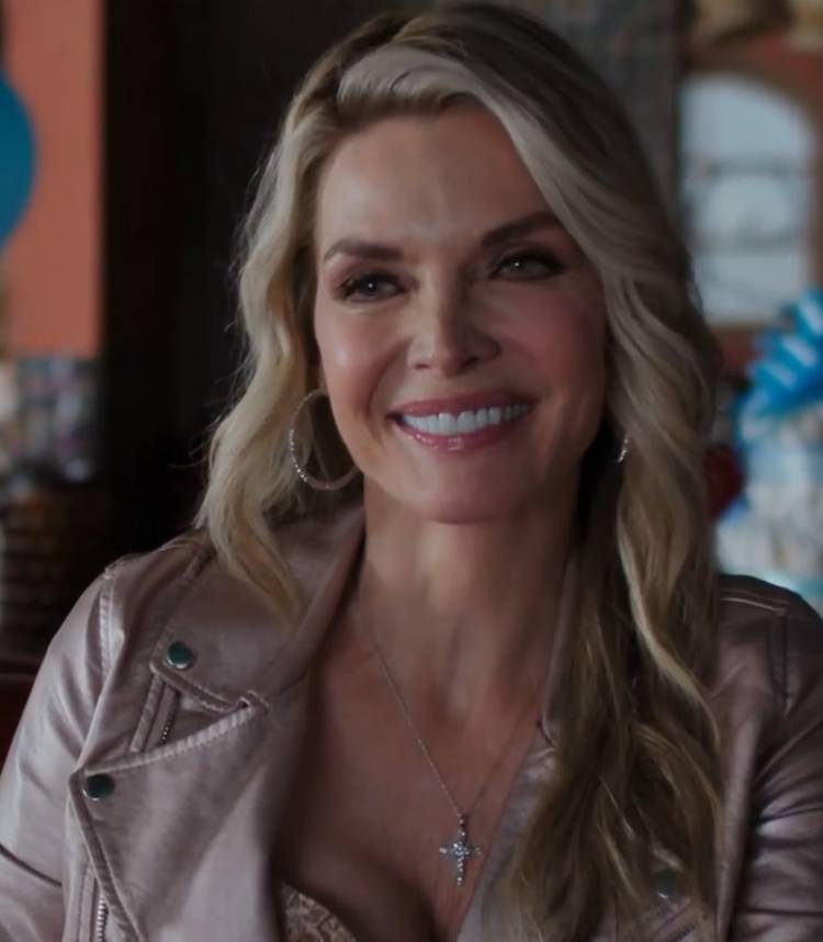 Michelle Pfeiffer como Shyanne em Margo's Got Money Troubles