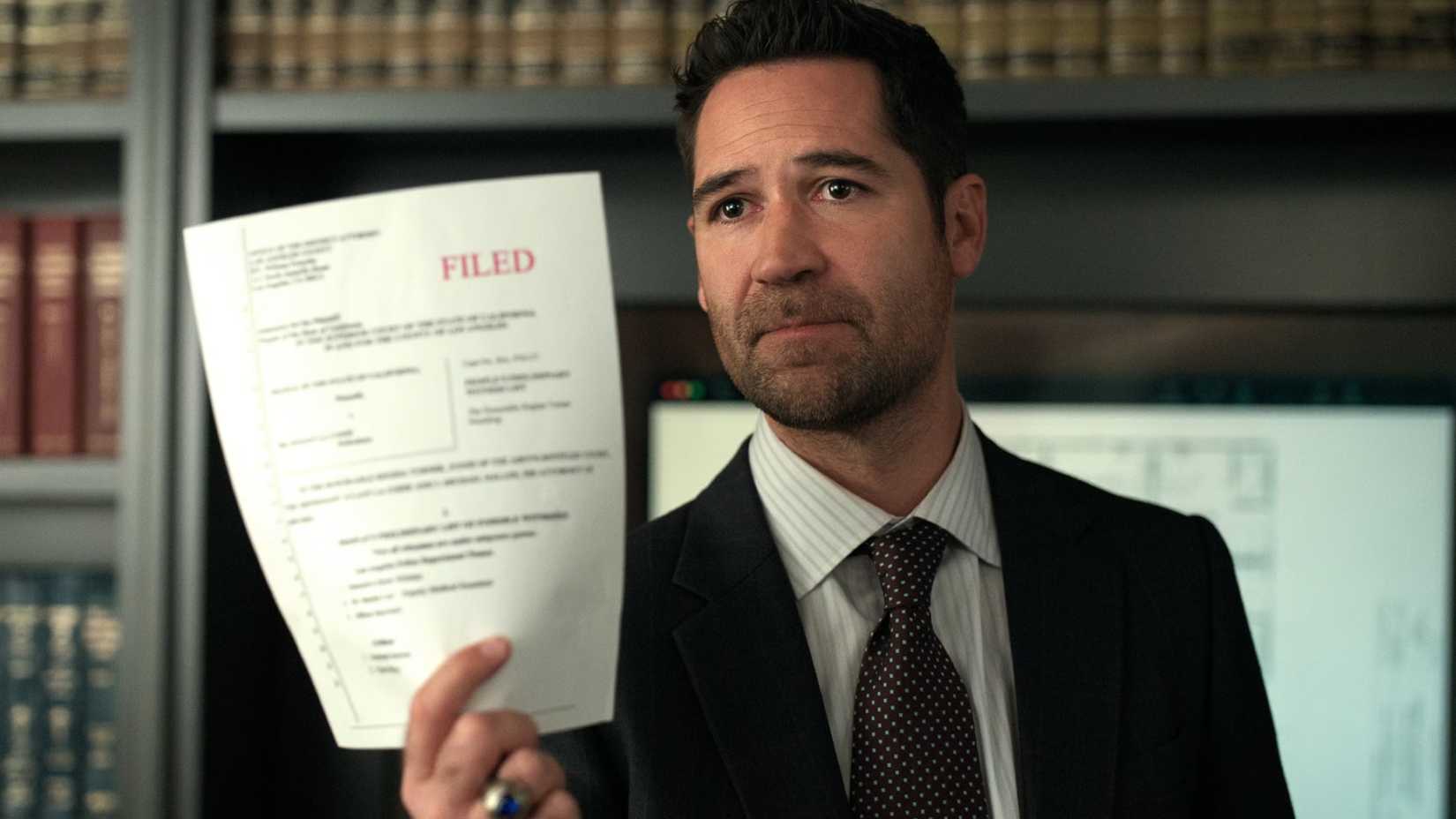 mickey holding up a document in the lincoln lawyer