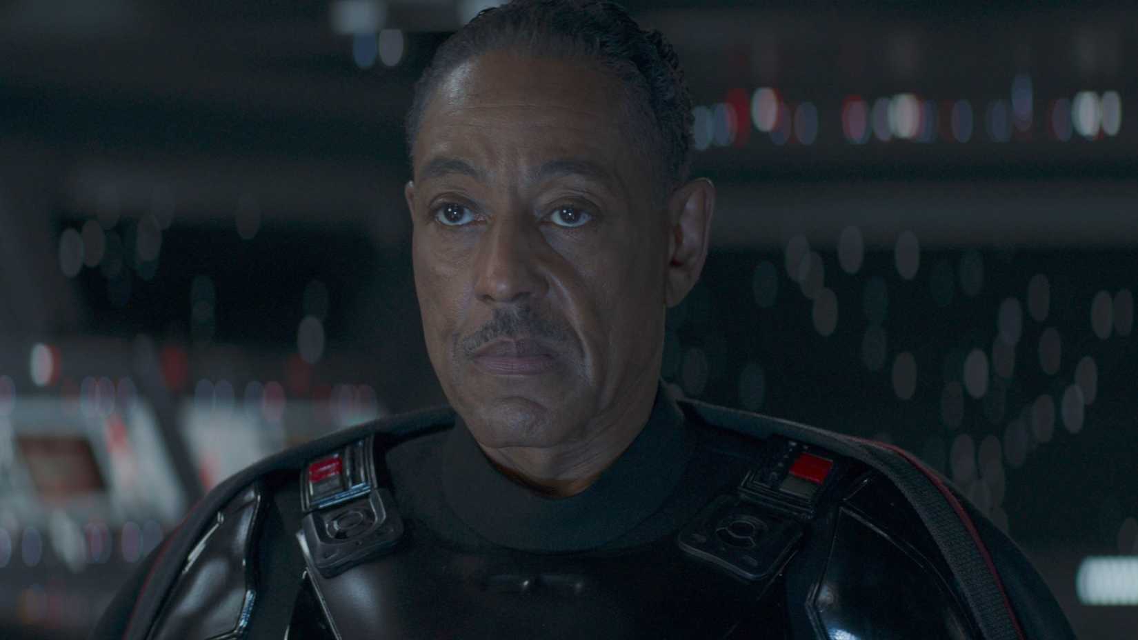 Moff Gideon (Giancarlo Esposito) com uma carranca no final do episódio 7 da 2ª temporada de The Mandalorian