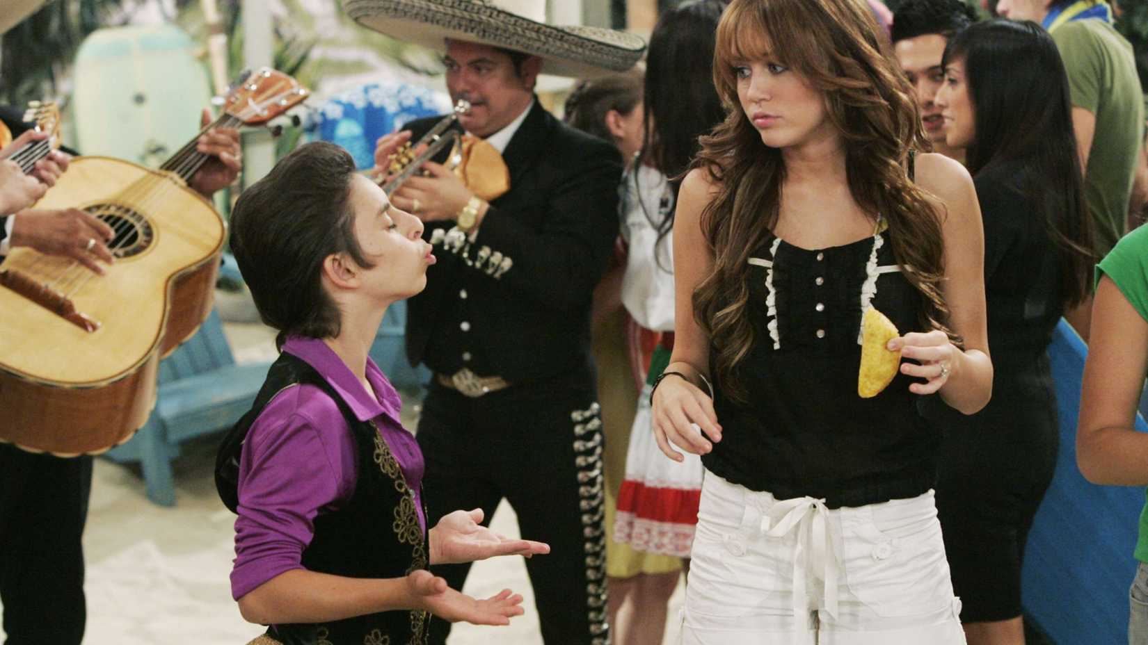Moises Arias conversando com Miley Cyrus em Hannah Montana