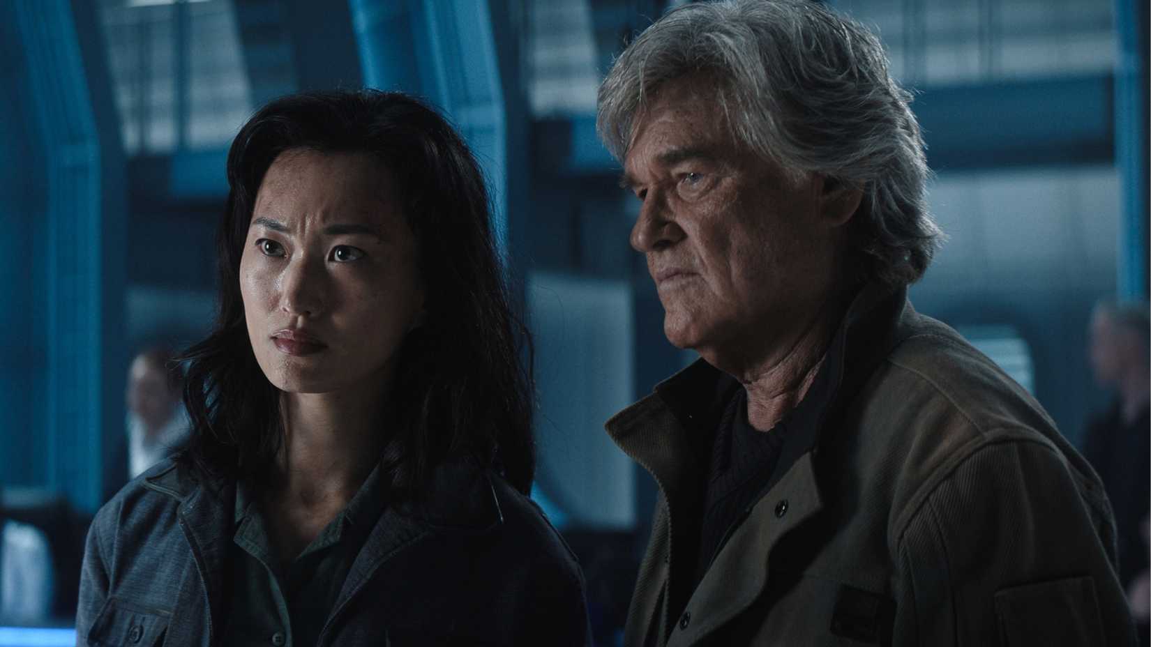 Mari Yamamoto como Keiko Miura e Kurt Russell como Lee Shaw em Monarch: Legacy of Monsters