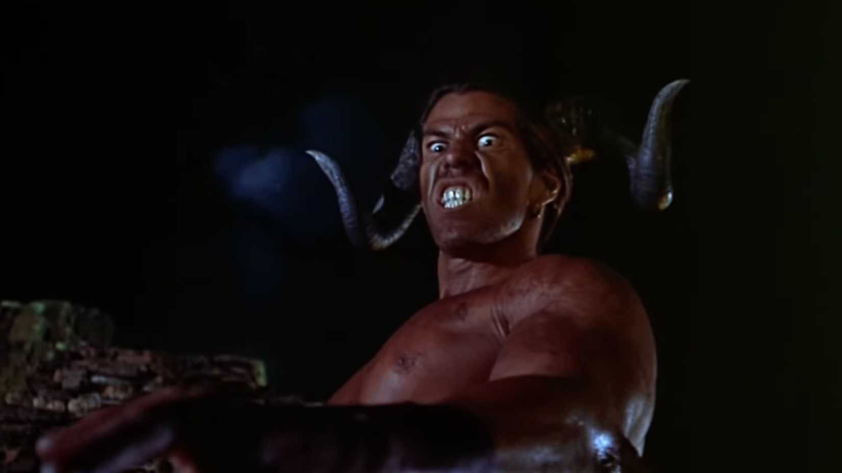 Motaro (Deron McBee) rosnando para a câmera em Mortal Kombat Annihilation