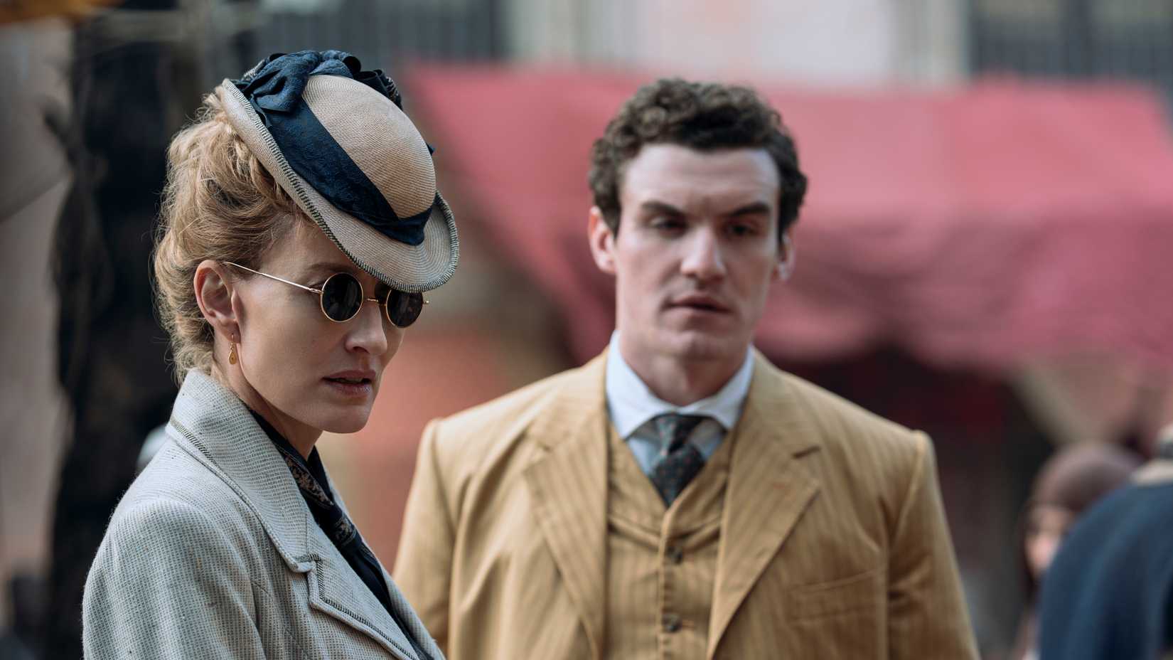 Natascha McElhone como Cordelia Holmes em Young Sherlock