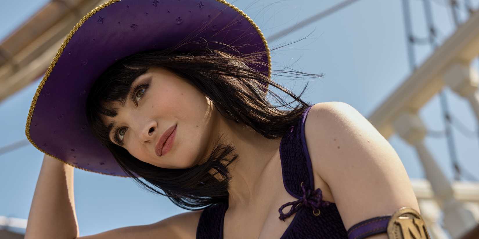 Nico Robin com seu chapéu na cabeça na 2ª temporada de One Piece