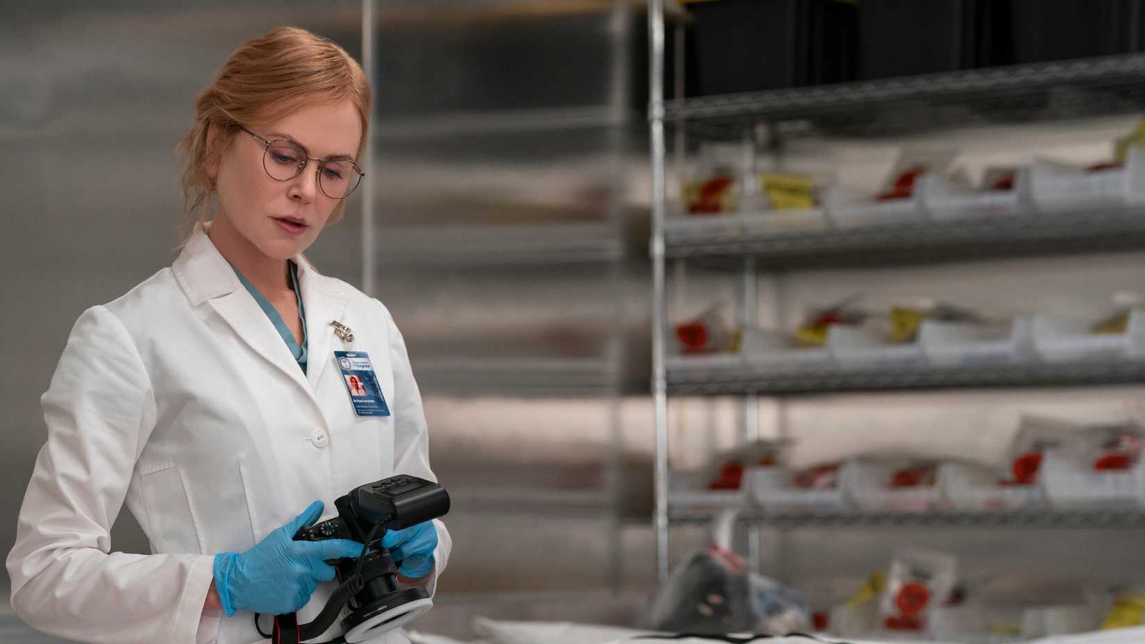 Nicole Kidman como Kay Scarpetta em laboratório na série Scarpetta