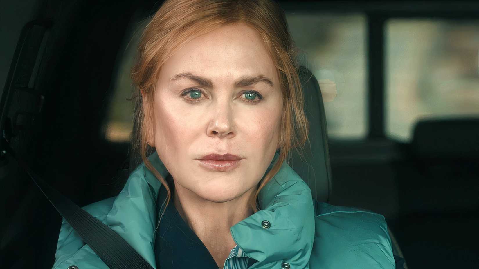Nicole Kidman em um carro na série Scarpetta