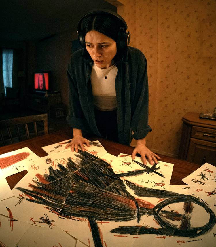 Nina Kiri como Evy, preocupada com um desenho de Abyzou em Undertone.