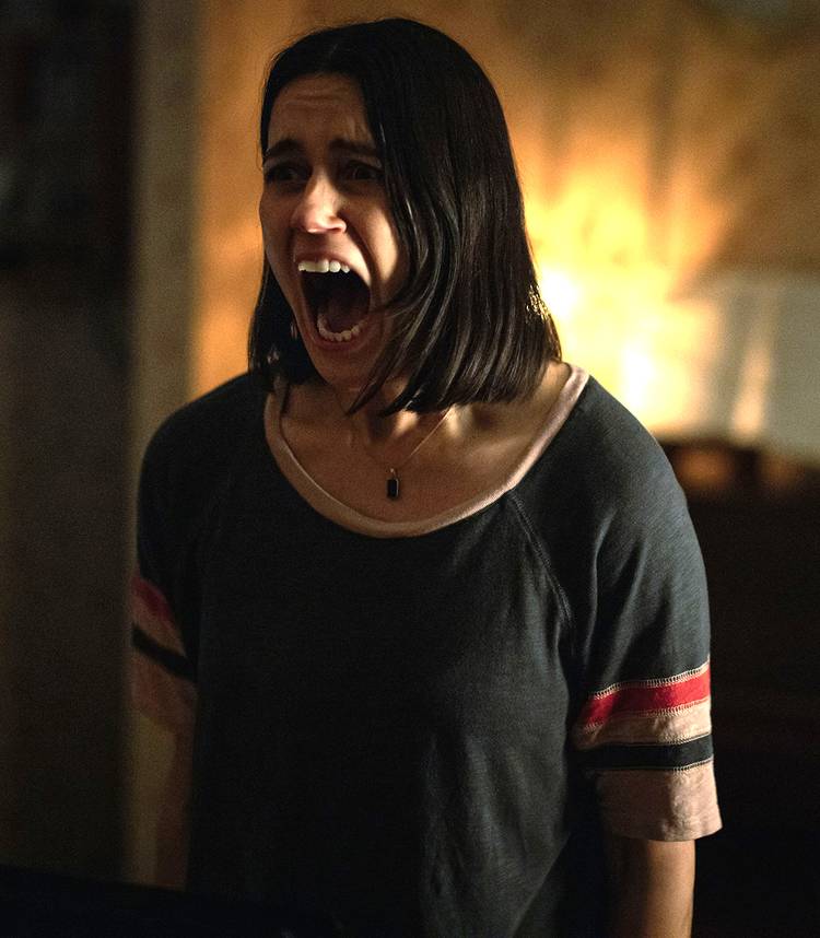 Nina Kiri como Evy gritando em Undertone.