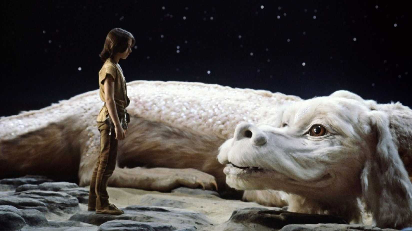 Noah Hathaway como Atreyu olhando para Falkor em A História Sem Fim