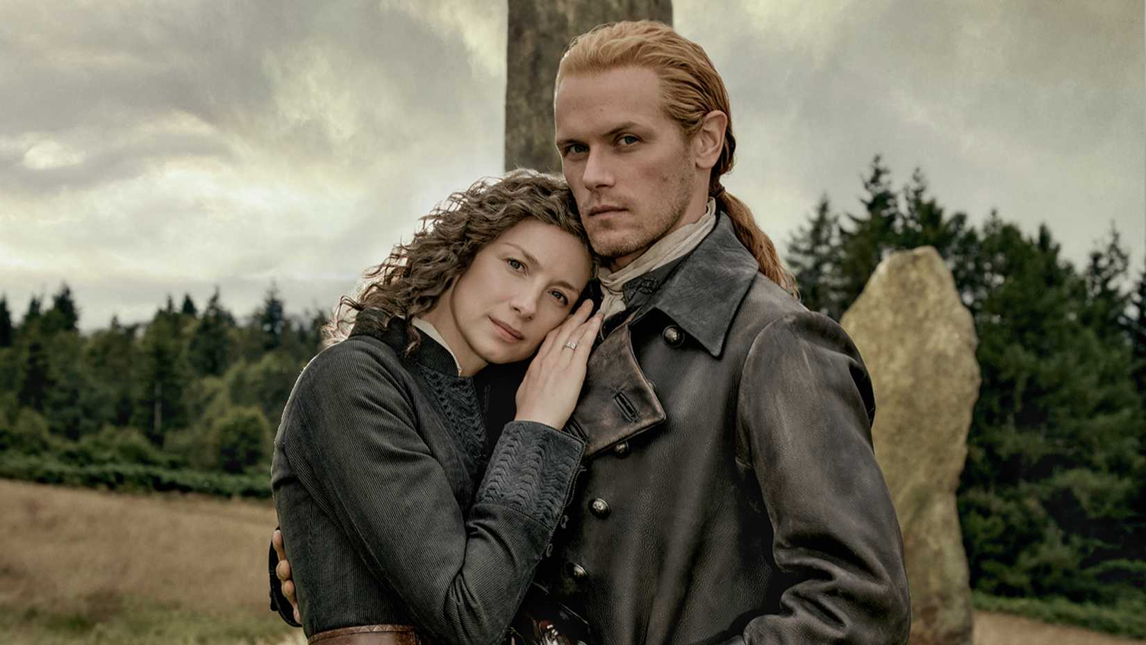 Jamie e Claire se abraçando em Outlander temporada 8