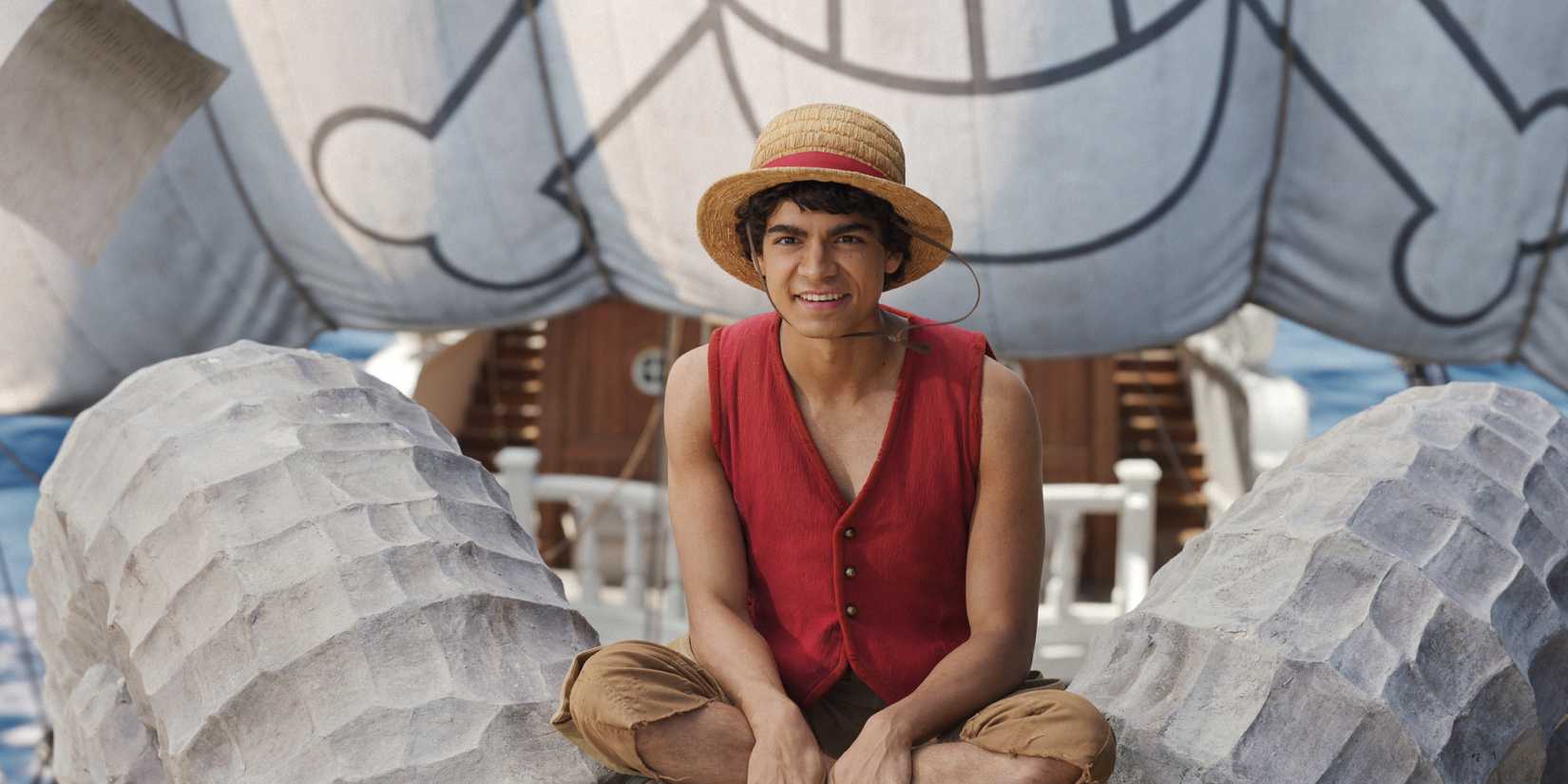 Monkey D. Luffy sorrindo em seu navio na série live-action de One Piece da Netflix.