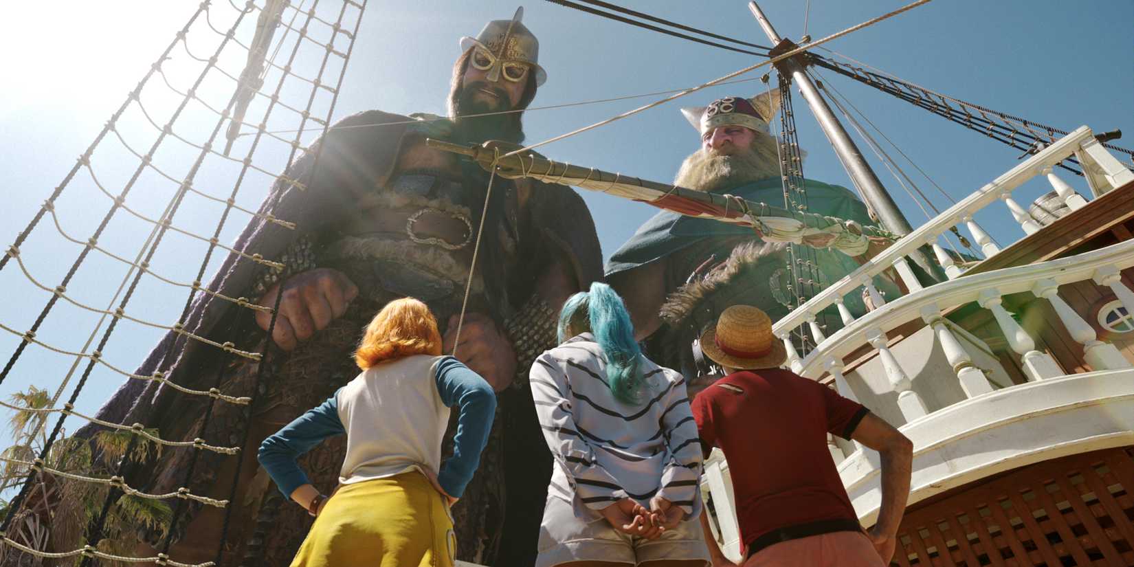 Netflix One Piece live-action Luffy, Nami et un autre regardant deux géants