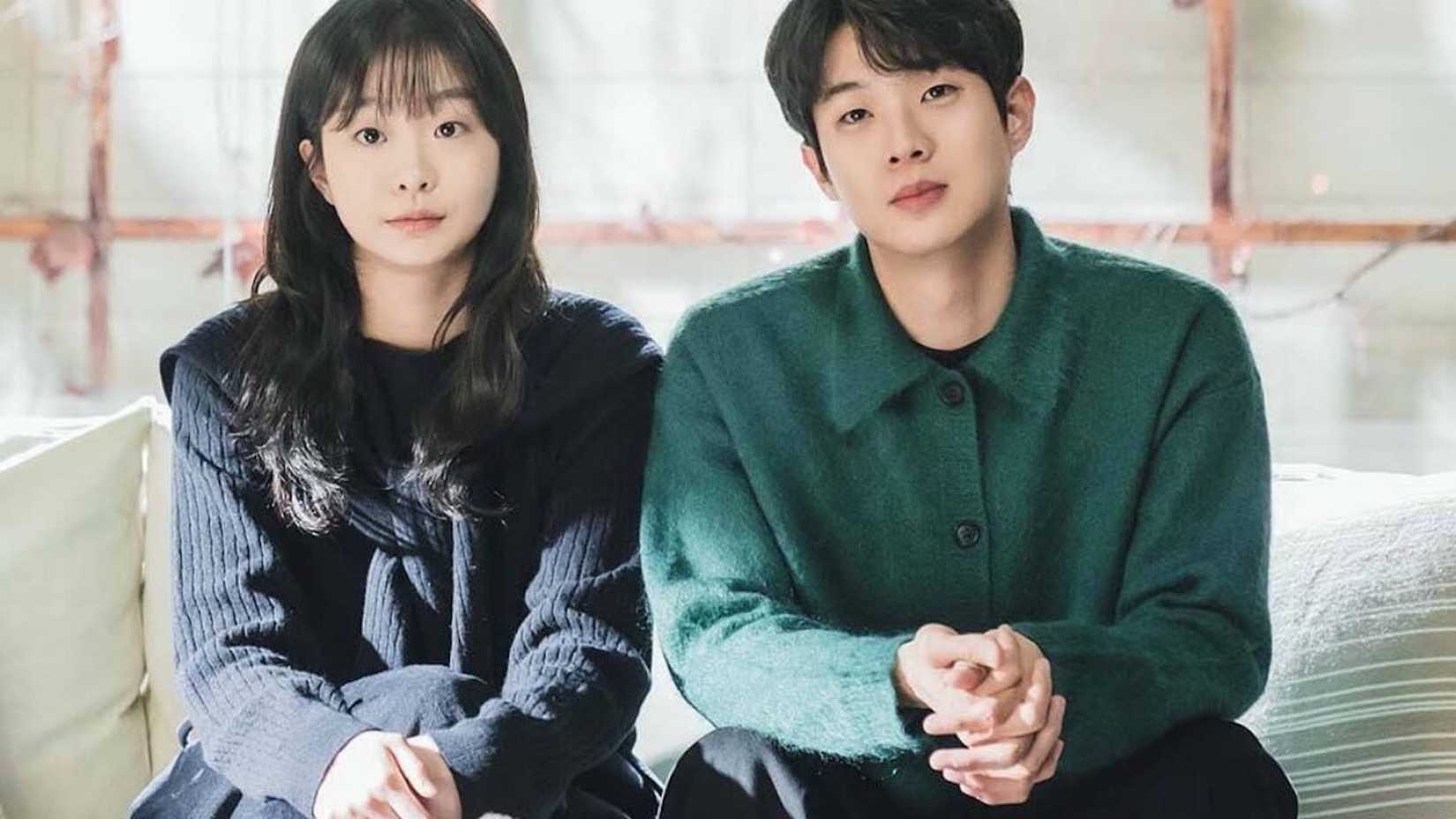 Os personagens principais de Our Beloved Summer olhando para a câmera.