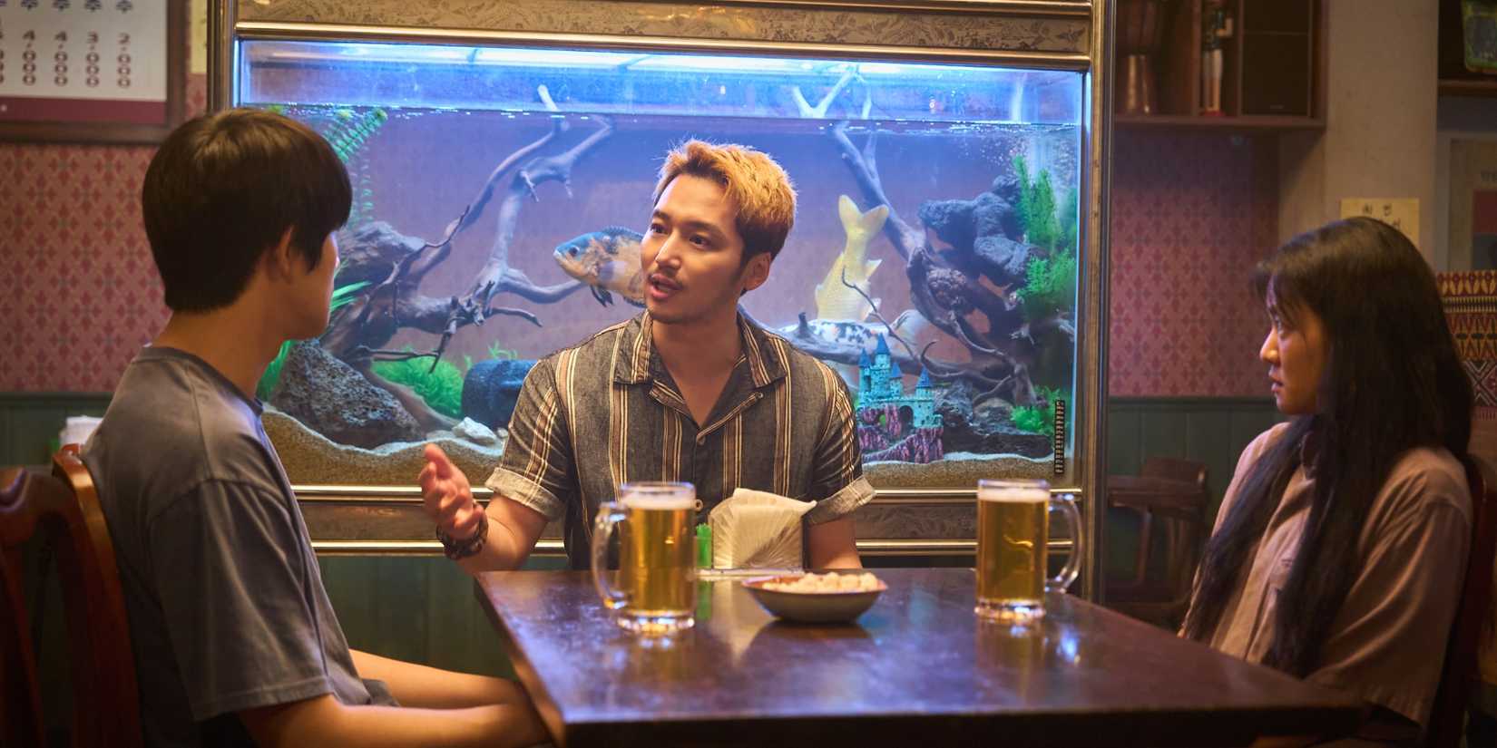 Três personagens em cena do filme Pavane.