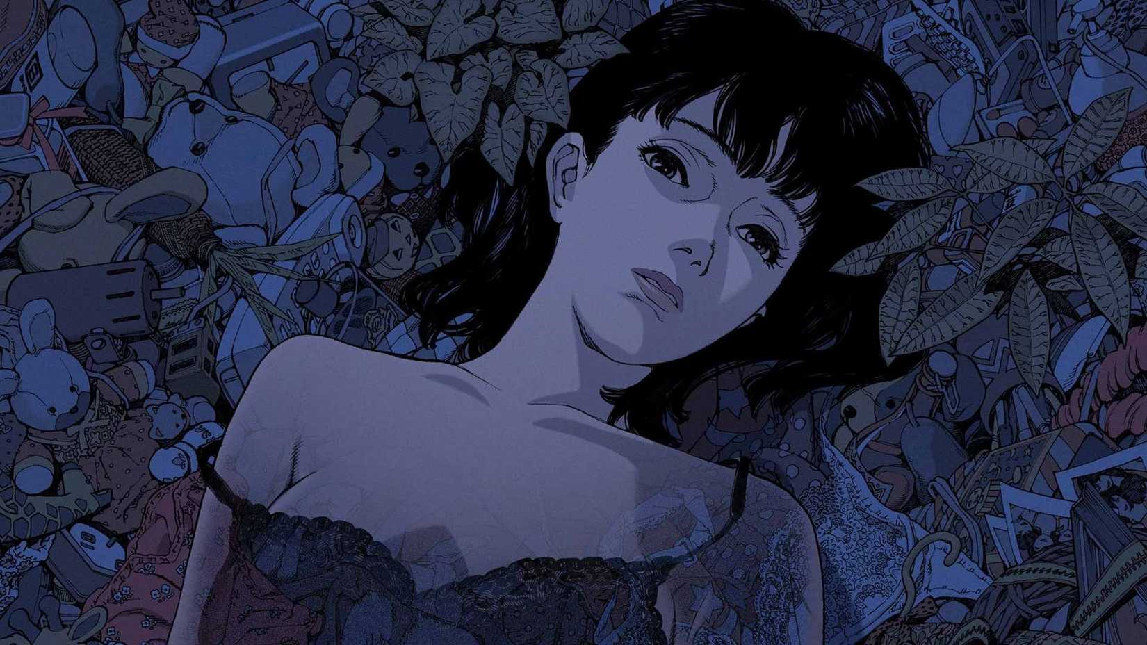 Uma mulher deitada entre objetos aleatórios em Perfect Blue