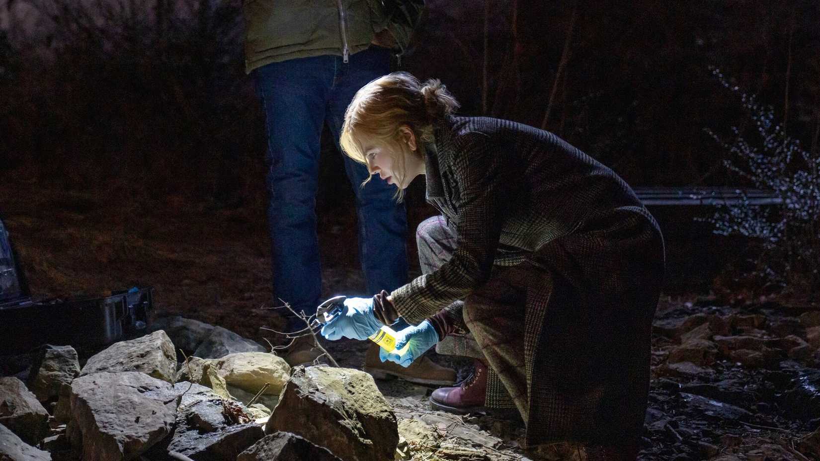 Pete e Kay inspecionam uma cena de crime em Scarpetta.