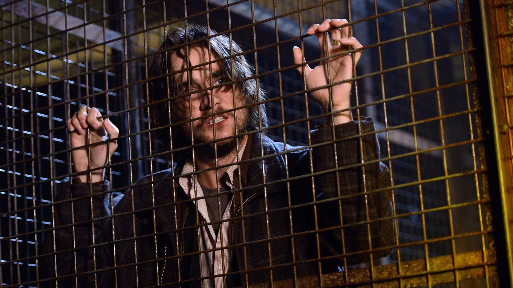 Peter Rumancek preso em uma gaiola na série Hemlock Grove.