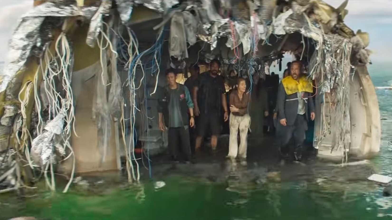 Sobreviventes de acidente de avião assustados olhando para o mar em Deep Water