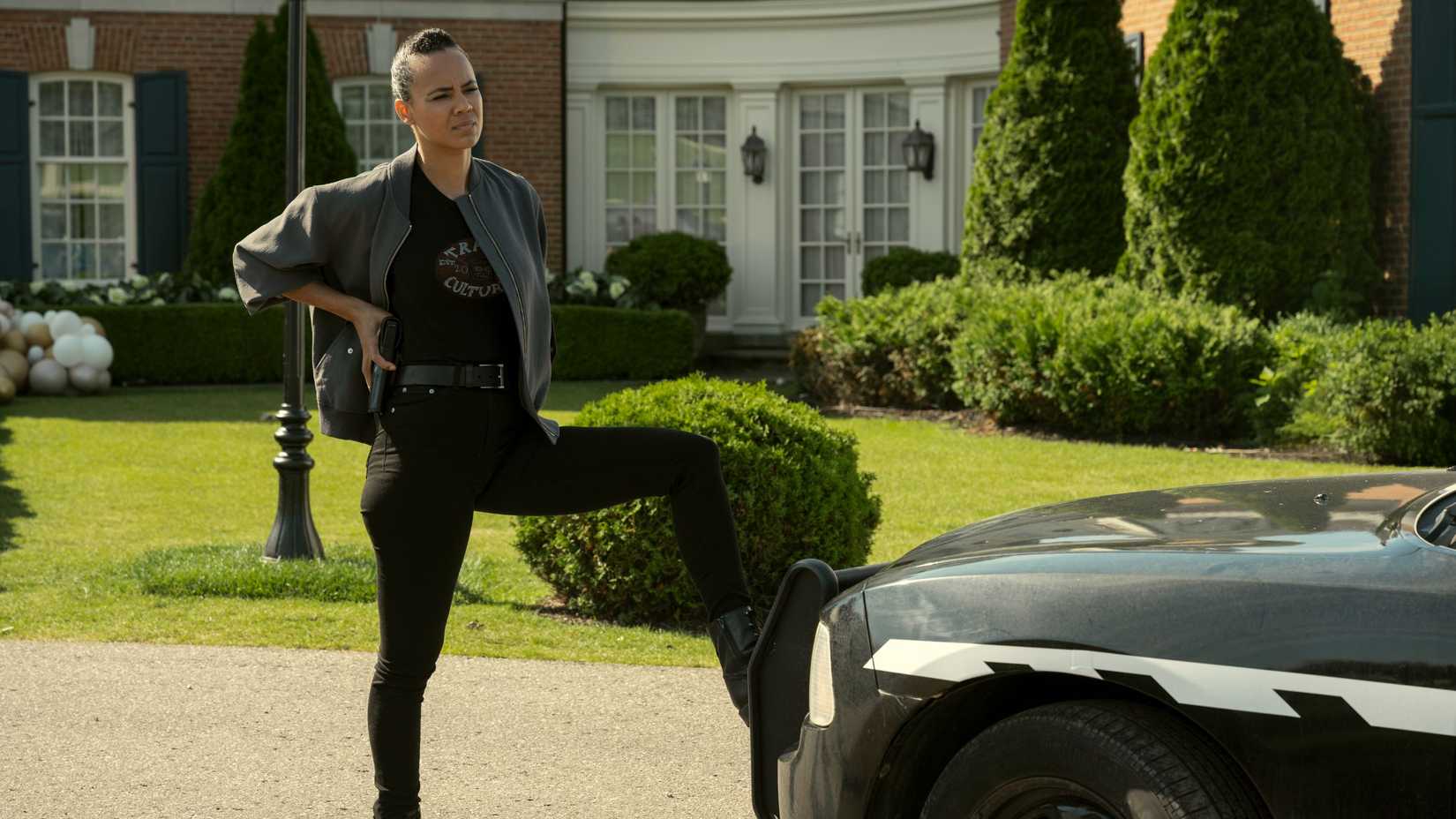 Cena de Reacher sem foco em romance