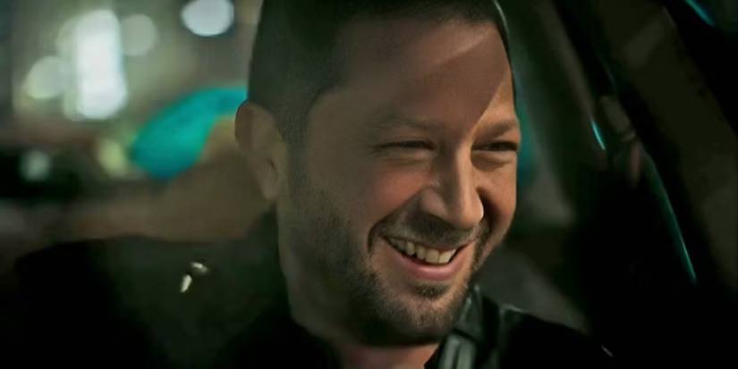 Richie ouvindo Taylor Swift em seu carro no episódio