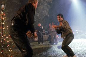 Riggs fights Mr Joshua on the lawn in Lethal Weapon