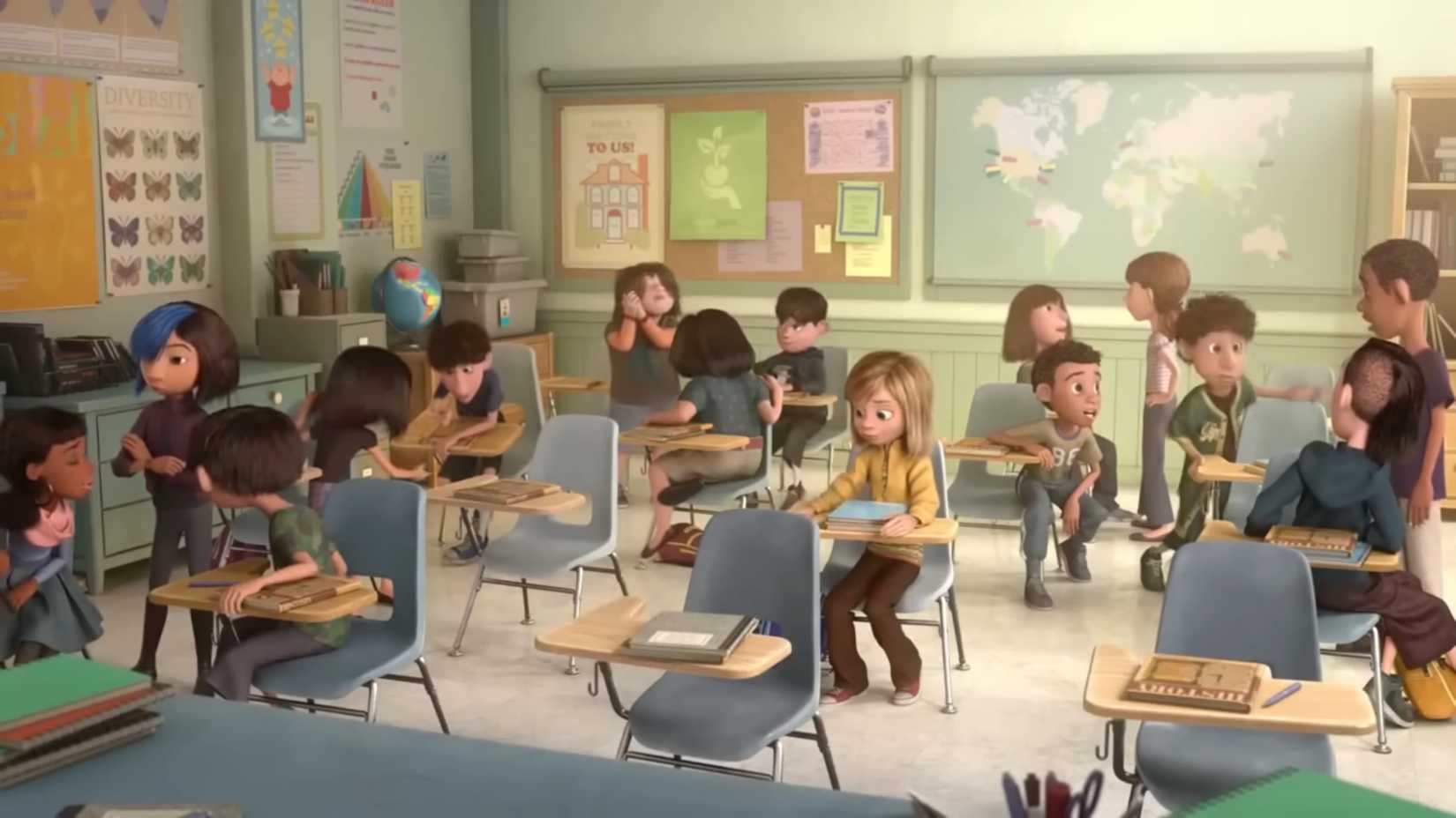 Riley sentada em uma sala de aula com um mapa na parede do fundo em Divertida Mente