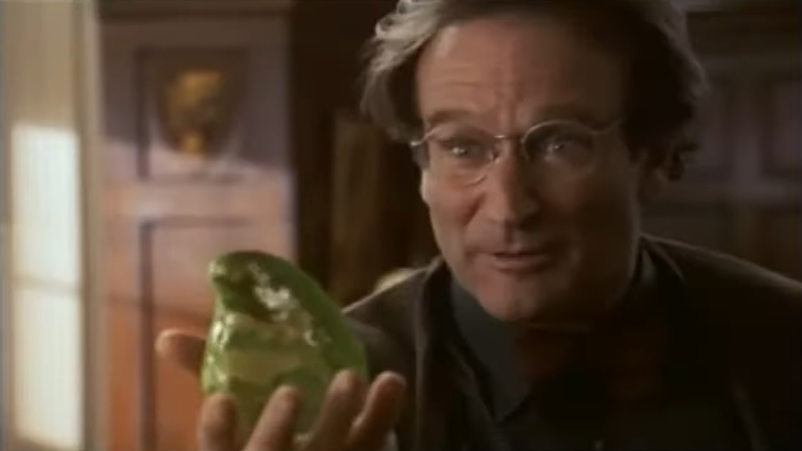 Robin Williams como Professor Brainard segurando Flubber
