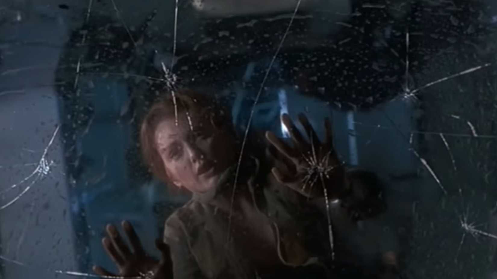 Sarah (Julianne Moore) parada em vidro rachado em O Mundo Perdido: Jurassic Park