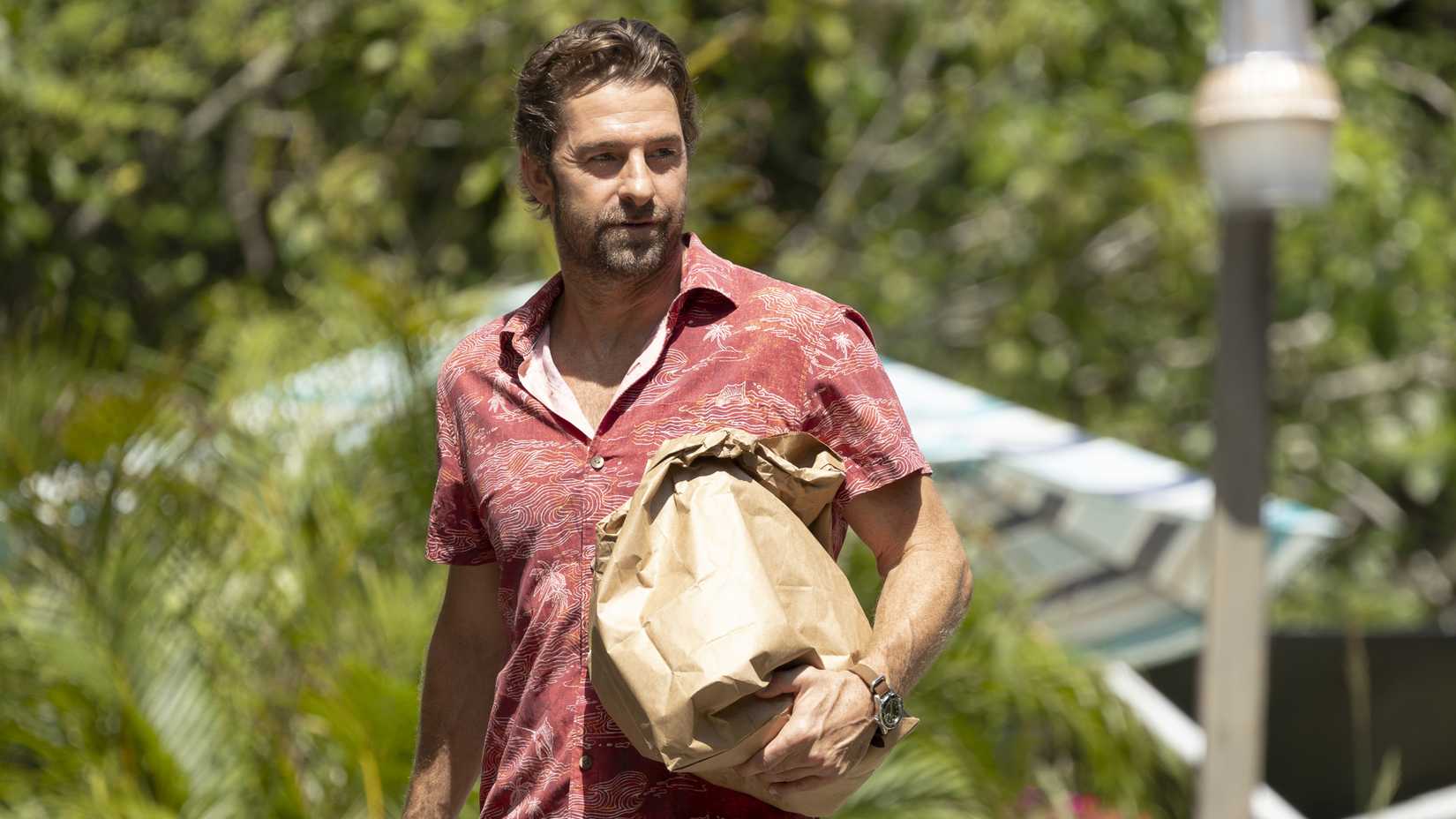 Scott Speedman como RJ Decker, olhando para alguém, no episódio de estreia.