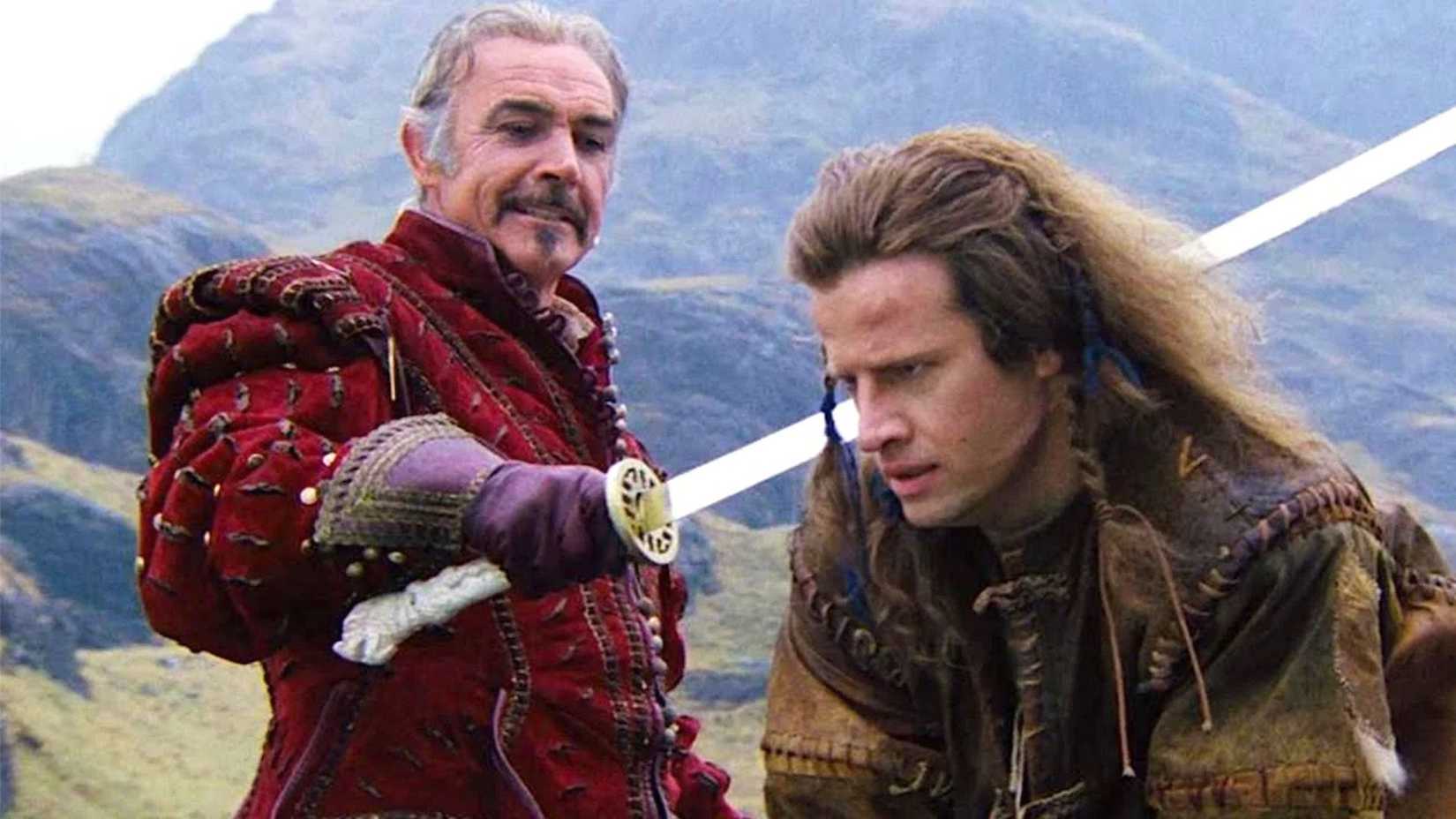 Sean Connery como Juan segurando uma espada com Christopher Lambert como Connor MacLeod em Highlander