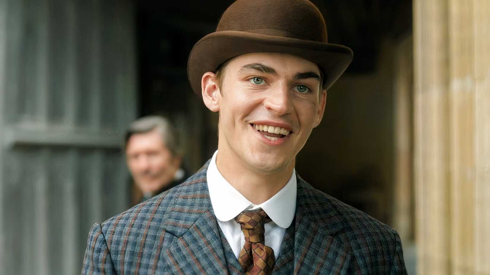 Hero Fiennes Tiffin como Sherlock Holmes em Young Sherlock
