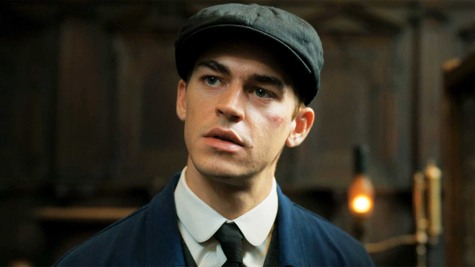 Sherlock Holmes olhando para Moriarty no episódio de estreia de Young Sherlock