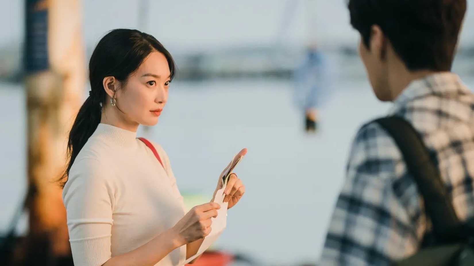 Shin Min-a como Yoon Hye-jin em Hometown Cha-Cha-Cha.