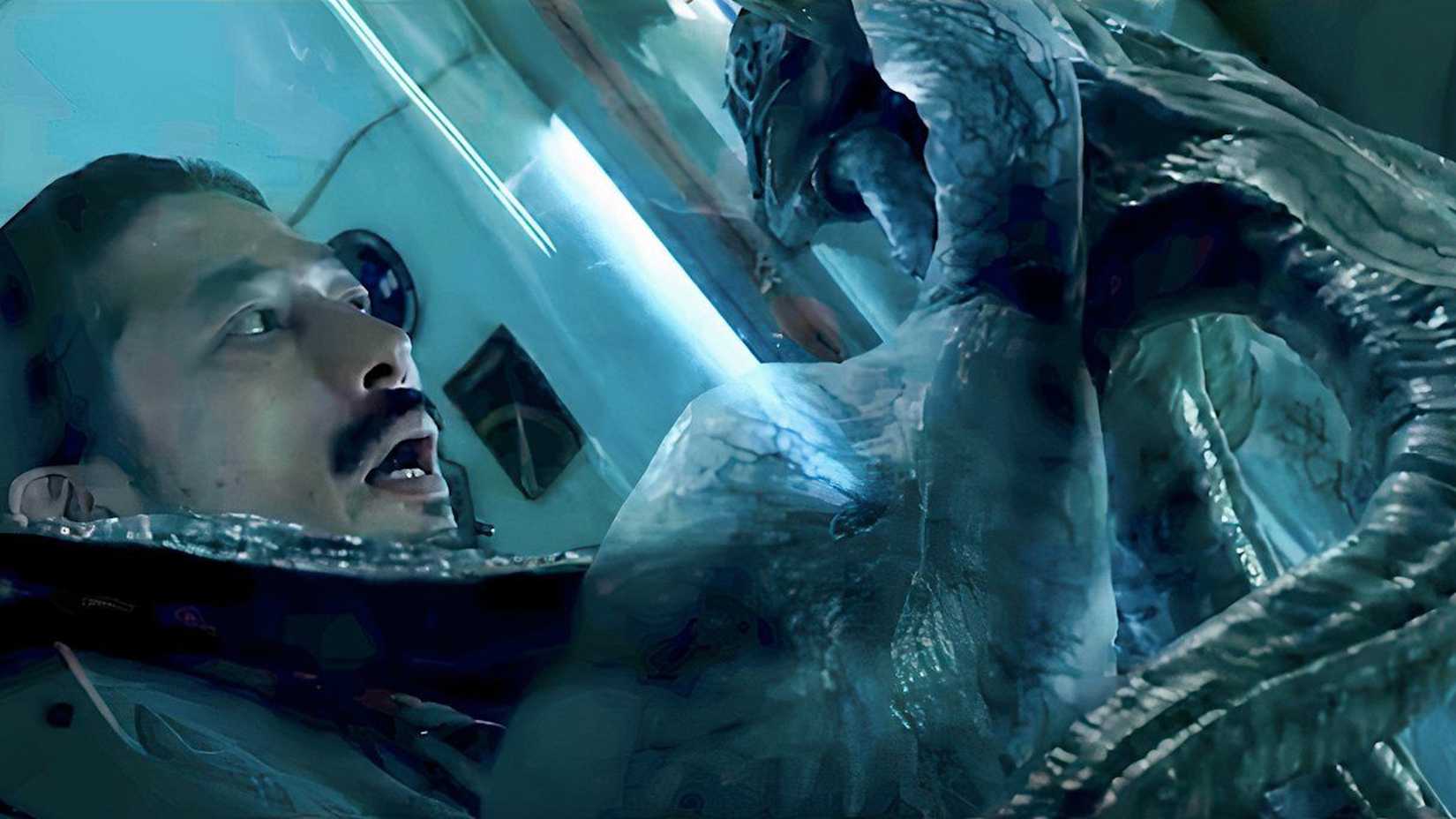 Sho (Hiroyuki Sanada) observa Calvin através do vidro em Life