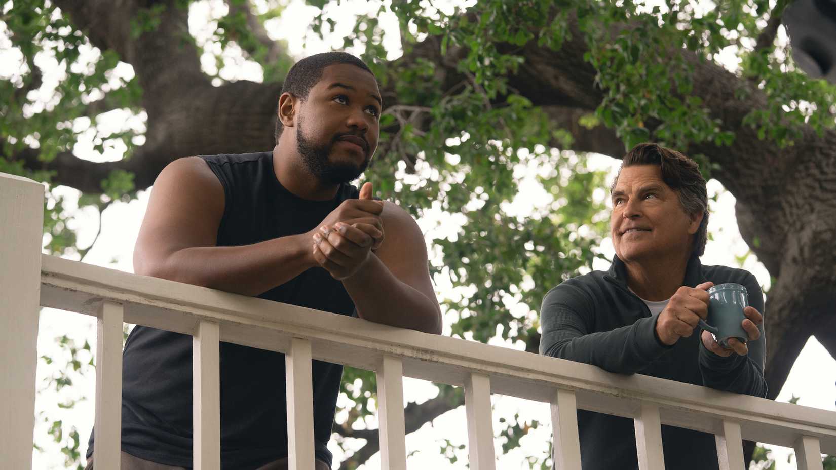 Derek e Sean conversando em uma varanda em Shrinking temporada 3