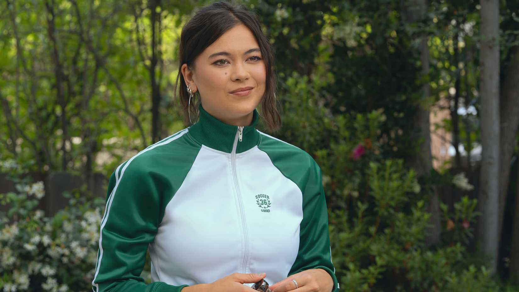 Alice sorrindo em uma caminhada em Shrinking temporada 3