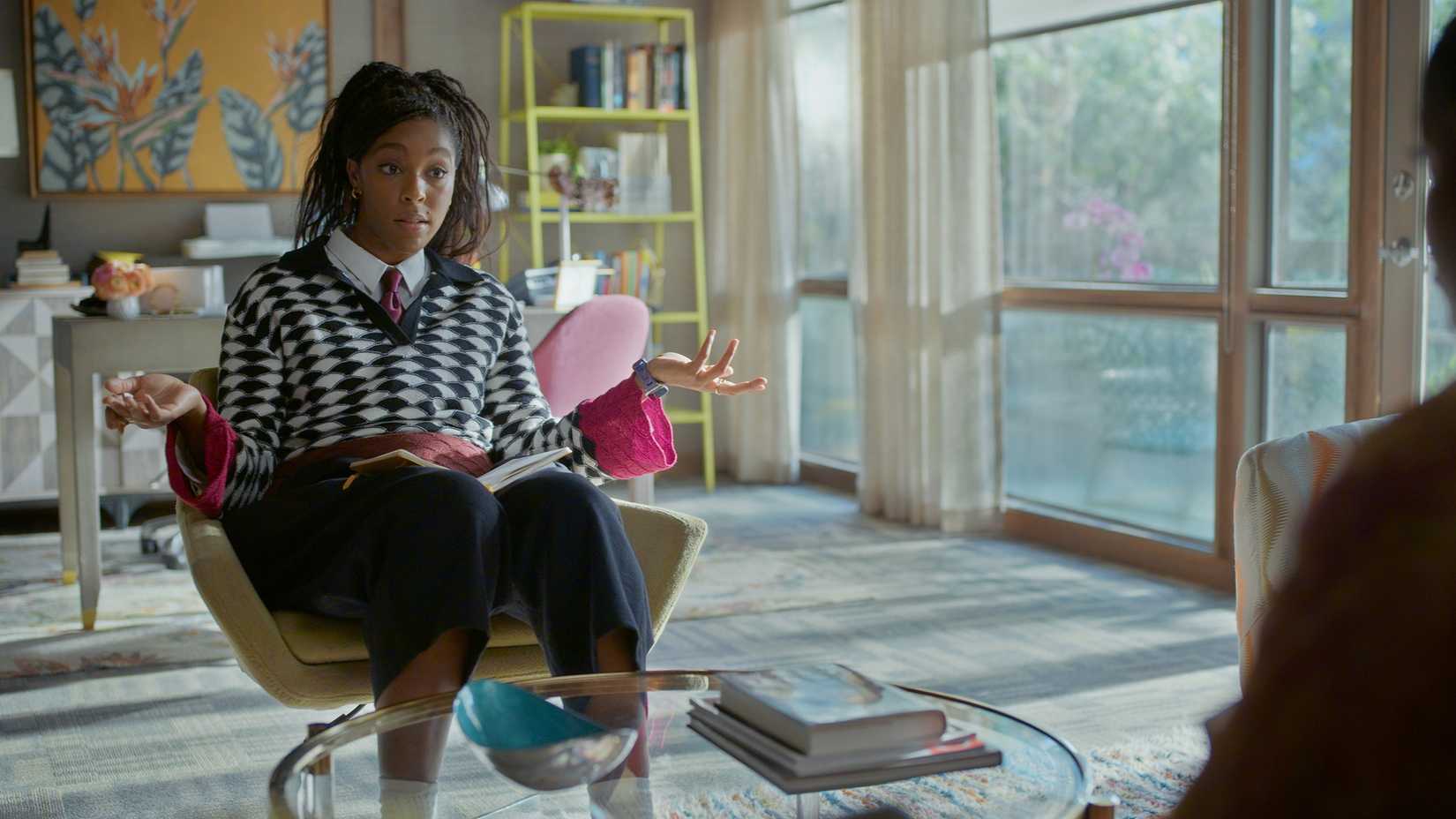 Gaby em seu escritório durante uma sessão de terapia em Shrinking temporada 3