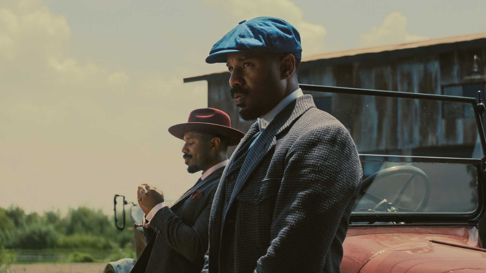 Michael B. Jordan em cena do filme Sinners