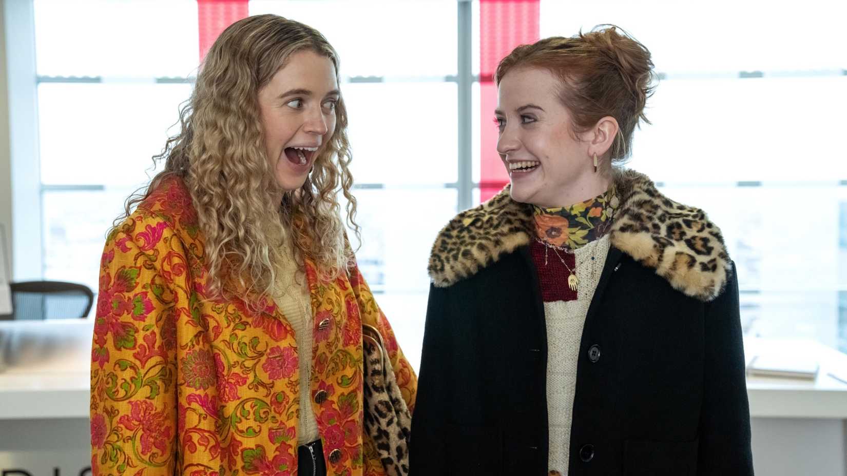 Sofia Oxenham e Mairead Tyers rindo em Extraordinary