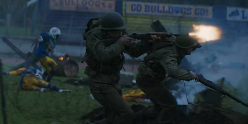 Soldados no campo de futebol em Riverdale temporada 5 episódio 4