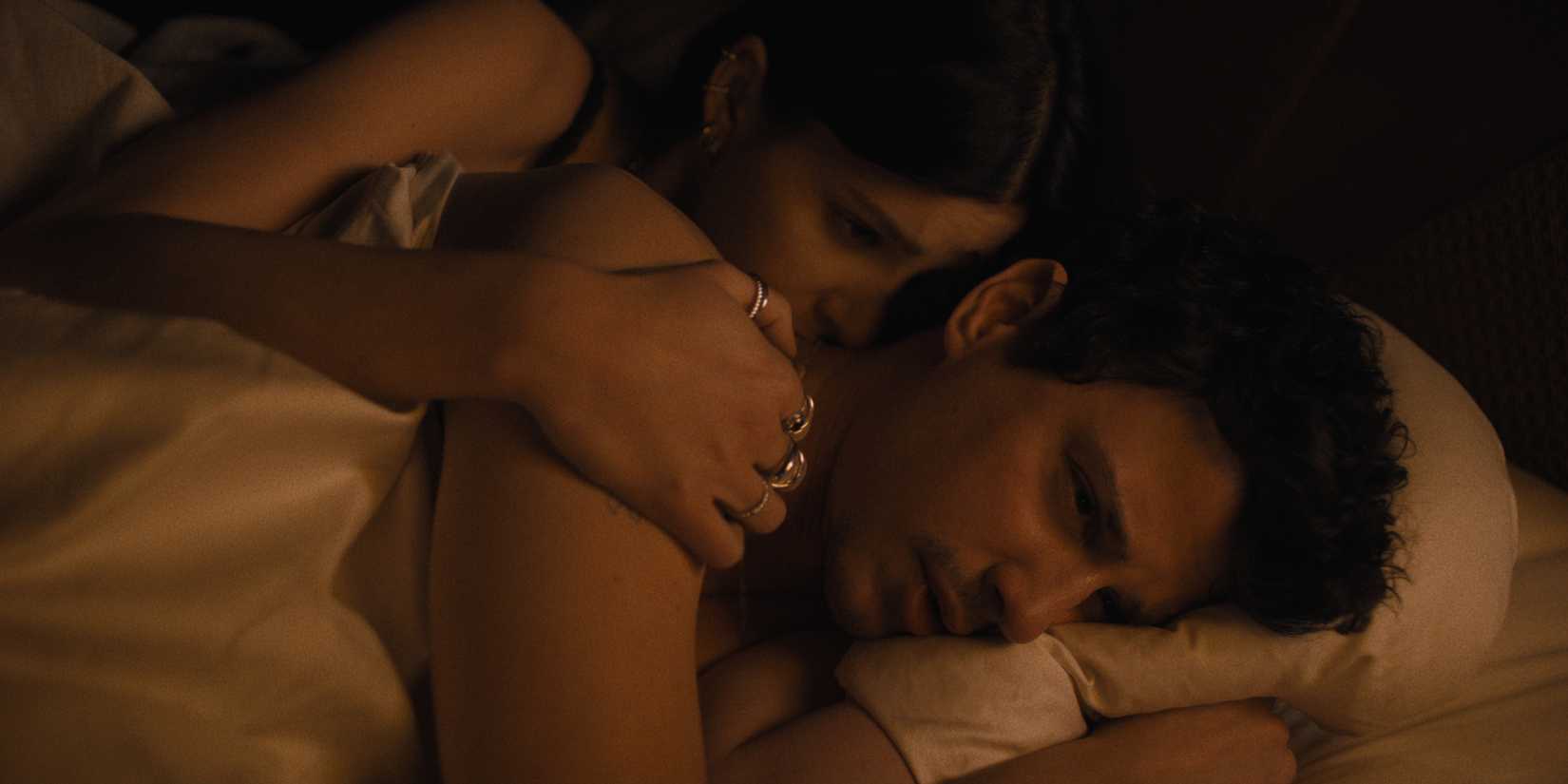 Camila Morrone em uma cena de Something Very Bad Is Going To Happen