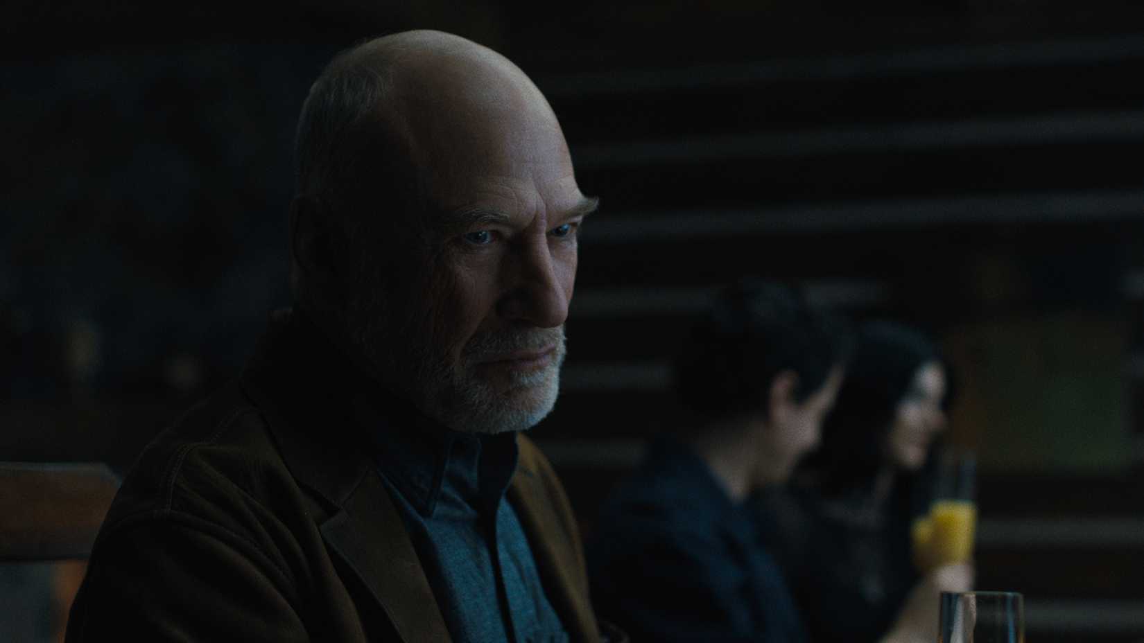 O pai de Nicky com uma expressão sinistra em Something Very Bad Is Going to Happen