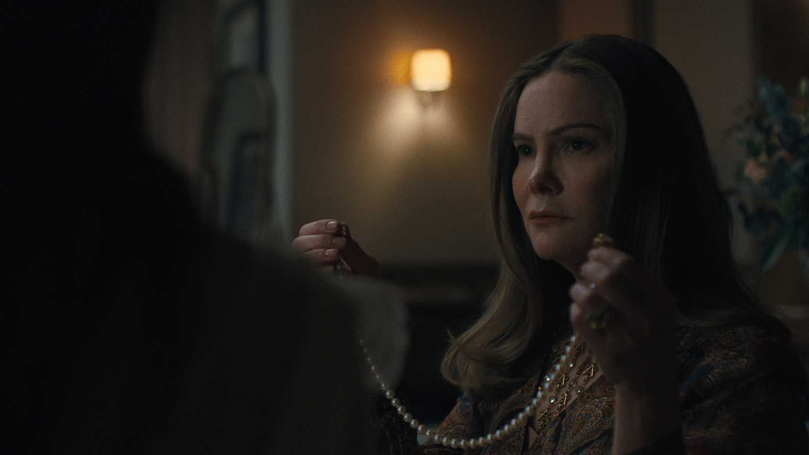 Victoria segurando um colar em Something Very Bad Is Going to Happen