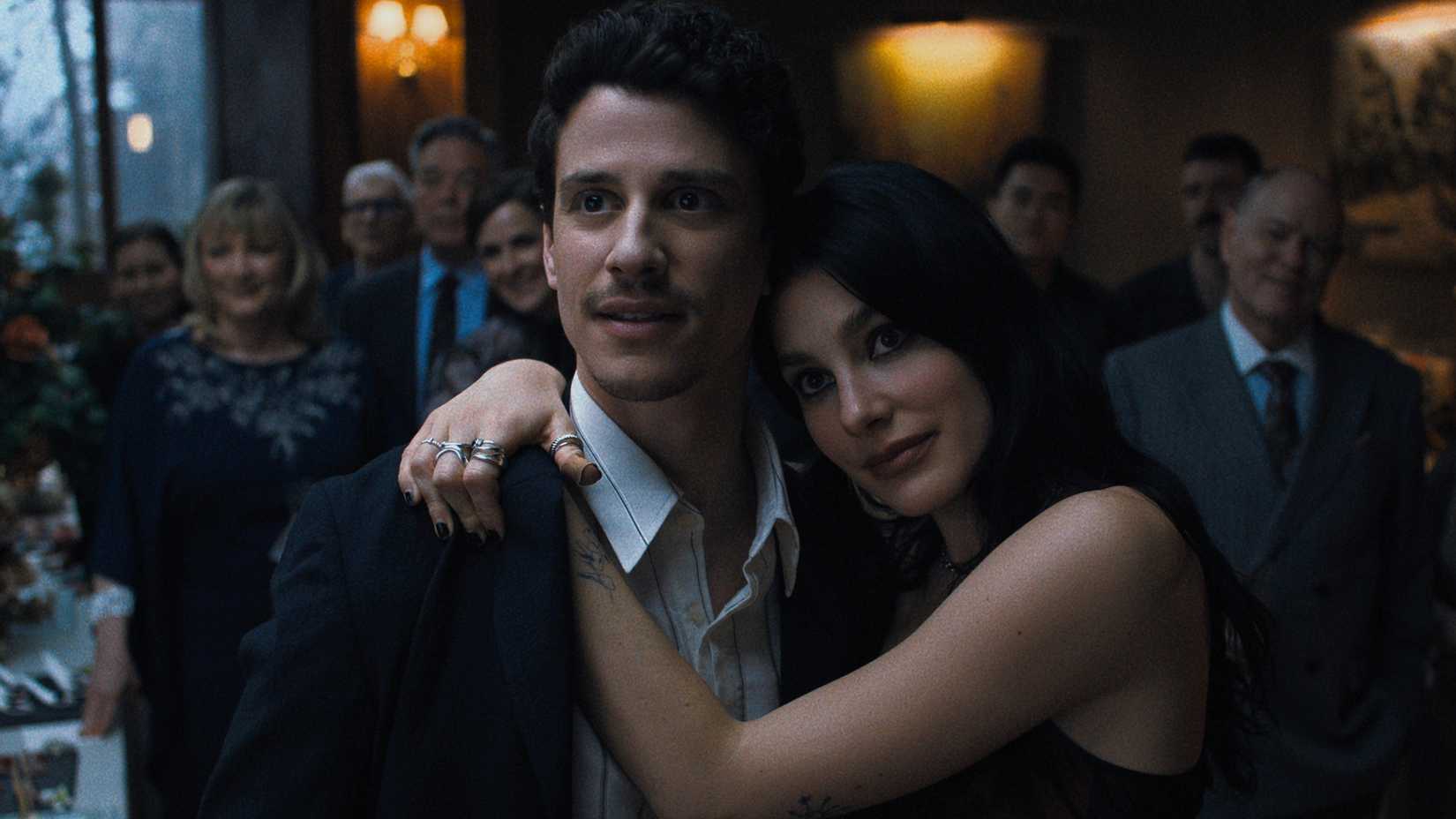 Nicky e Rachel se abraçam em seu jantar de ensaio no episódio 5 de Something Very Bad Is Going To Happen