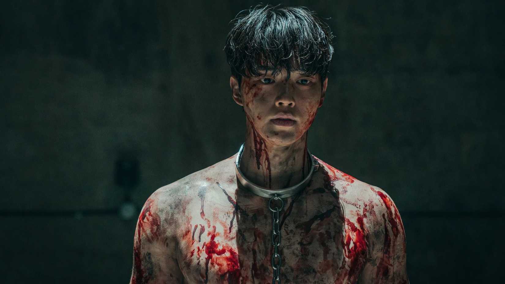 Song Kang acorrentado e coberto de sangue no K-drama de zumbis da Netflix Sweet Home.