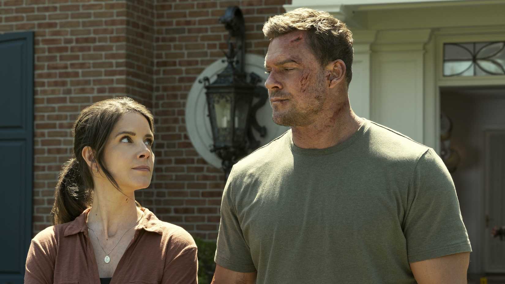 Sonya Cassidy e Alan Ritchson em Reacher temporada 3